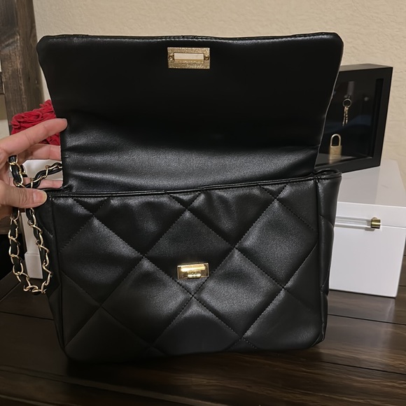 Black shoulder bag with gold chain - Picture 2 of 4